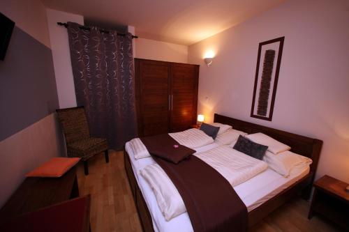 DAS LANDHAUS KLAMBAUER - APARTMENTHAUS Prämiumpartnerbetrieb St MartinsThermeにあるベッド