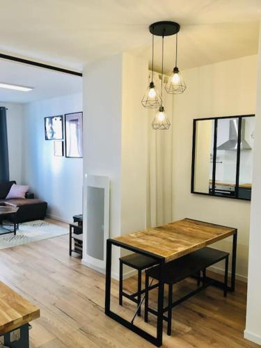 une salle à manger avec une table et un salon dans l'établissement Le Dupont, 2 chambres & Parking privé, à Grenoble