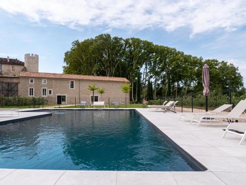 a swimming pool in front of a house at Château de Taulignan in Saint-Marcellin-lès-Vaison