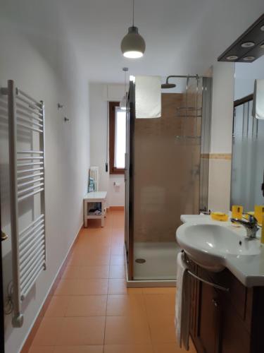 Et badeværelse på Appartamento Aurora