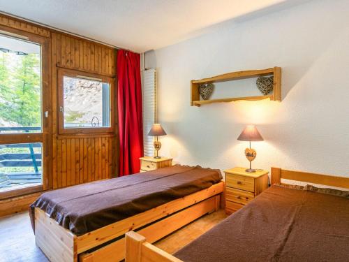une chambre avec un lit et une fenêtre dans l'établissement Appartement lumineux skis aux pieds pour 6 pers. avec WiFi - Val-d'Isère - FR-1-694-258, à Val dʼIsère