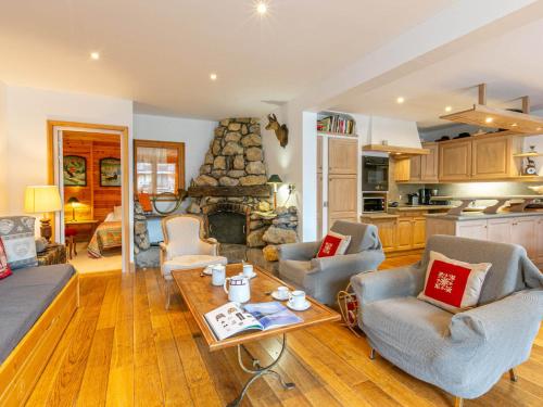 - un salon avec des chaises et une cheminée en pierre dans l'établissement Appartement de charme avec wifi, au pied des pistes, 4 pièces, Val-d'Isère - FR-1-694-130, à Val dʼIsère