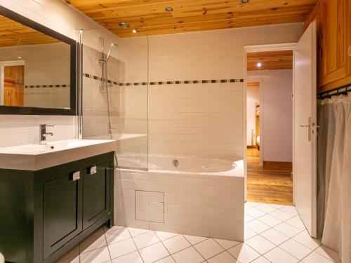 une salle de bain avec une baignoire et un lavabo dans l'établissement Appartement de charme avec wifi, au pied des pistes, 4 pièces, Val-d'Isère - FR-1-694-130, à Val dʼIsère