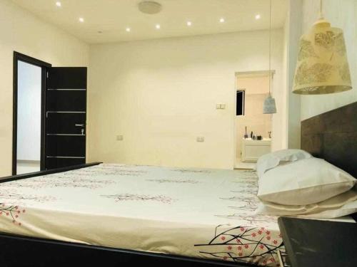 a bedroom with a large bed in a room at White House Inn in Lukasgoda