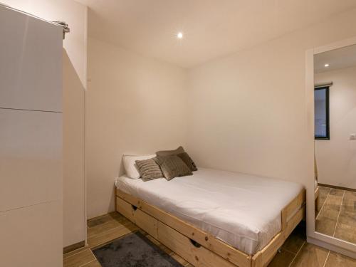 - une petite chambre avec un lit dans l'établissement Charmant 2 pièces à Val d'Isère - WIFI, pour 4 pers - FR-1-694-363, à Val dʼIsère