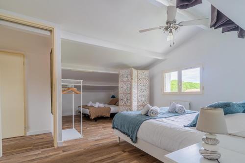 une chambre avec un grand lit et un miroir dans l'établissement Ecrin Marin - apt terrasse bassin darcachon, à La Teste-de-Buch