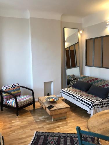 un salon avec un canapé et une table dans l'établissement Au calme à Marseille, à Marseille