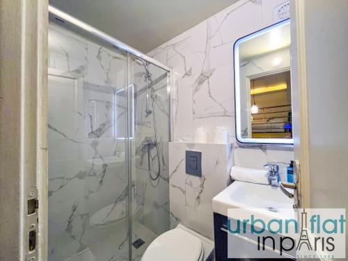 une salle de bain avec une douche, des toilettes et un lavabo dans l'établissement Urban Flat 09 - Stylish Triplex Champs-Elysees, à Paris