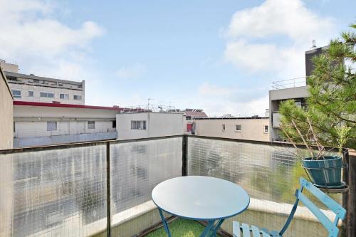 une table et des chaises sur un balcon avec vue dans l'établissement Somptuous Apartement Terrace-2BR-6PCenter of Paris, à Paris