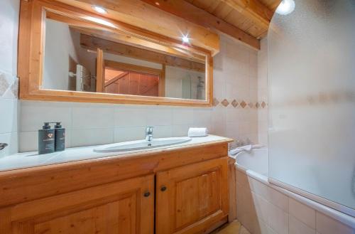 une salle de bain avec un lavabo, un miroir et une baignoire dans l'établissement Maison Neuve 3 - Proche des pistes - Vue, aux Houches