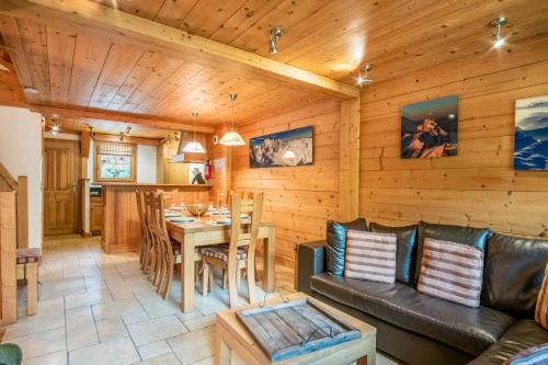 un salon avec un canapé et une salle à manger dans l'établissement Maison Neuve 3 - Proche des pistes - Vue, aux Houches