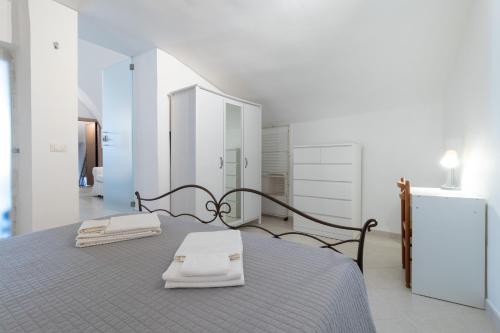 a bedroom with a bed with two towels on it at La Greca 59 in Putignano