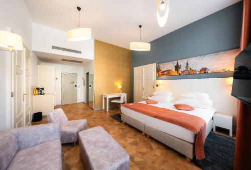 Pokój hotelowy z dużym łóżkiem i kanapą w obiekcie Grandium Hotel Prague w Pradze