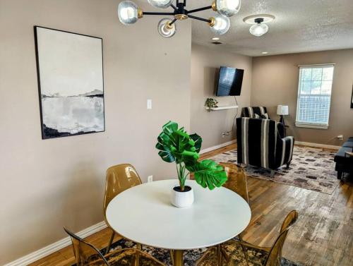 Μια τηλεόραση ή/και κέντρο ψυχαγωγίας στο Cozy 2BR Home in Clovis
