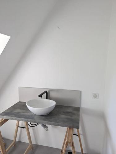 - un lavabo sur une table avec un bol dans l'établissement Maison proche Pont l'Eveque Deauville Honfleur, à Les Authieux-sur-Calonne
