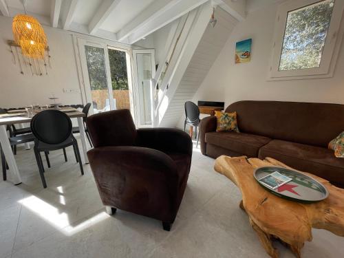 un salon avec un canapé et une table dans l'établissement Havre de paix, à Les Sables Vignier