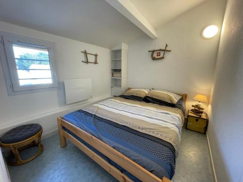 - une petite chambre avec un lit et une fenêtre dans l'établissement Havre de paix, à Les Sables Vignier