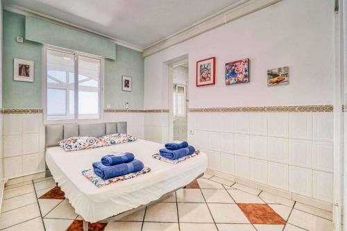 a bedroom with two towels on a bed in a room at The lighthouse horizon in Las Lagunas Mijas