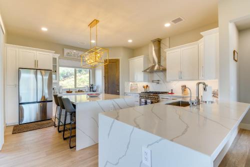 Mtn-View Retreat with Game Room in Prescott!にあるキッチンまたは簡易キッチン