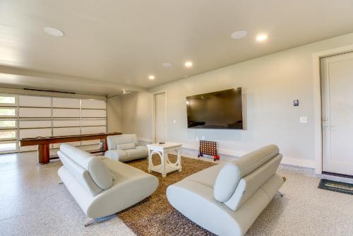 Mtn-View Retreat with Game Room in Prescott!にあるテレビまたはエンターテインメントセンター
