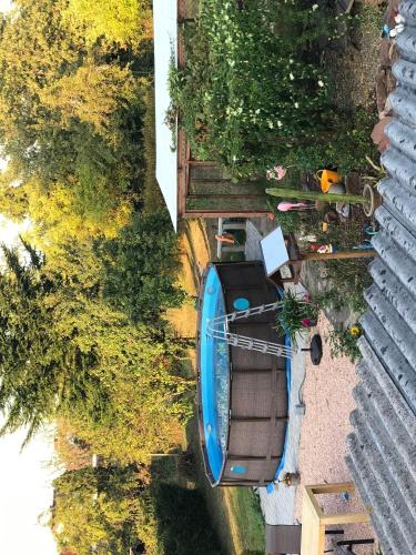 an overhead view of a blue boat in a yard at Casa Bella Ella in Vinningen