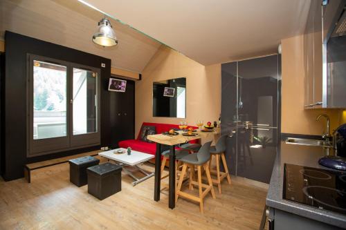 une cuisine et un salon avec une table et une salle à manger dans l'établissement Les Barrats - Duplex - Central - Vue Mont-Blanc, à Chamonix-Mont-Blanc