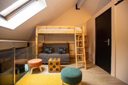 Cette chambre dispose de lits superposés et d'une échelle. dans l'établissement Les Barrats - Duplex - Central - Vue Mont-Blanc, à Chamonix-Mont-Blanc