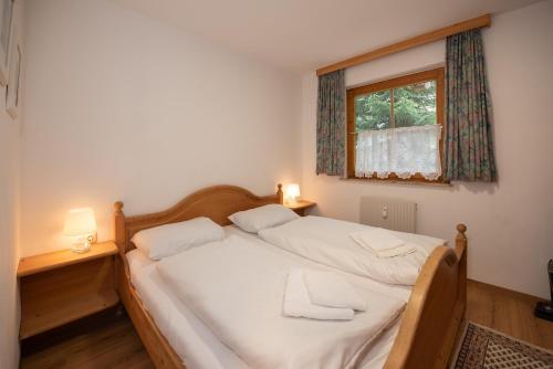 een slaapkamer met een bed met twee handdoeken erop bij Chalet Alpine Royal B Top 20 in Krimml