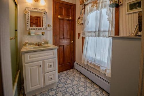 Kuchyň nebo kuchyňský kout v ubytování Four Season Ski, Lake & Golf Home on Lake Rescue