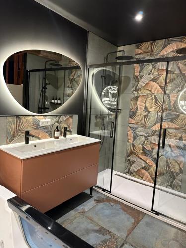 une salle de bain avec un lavabo et une douche dans l'établissement KLOOZIA Suites centre ville haut standing, à Angoulême