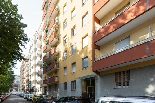 GuestHost - Irnerio- Washington Balcony Apartment