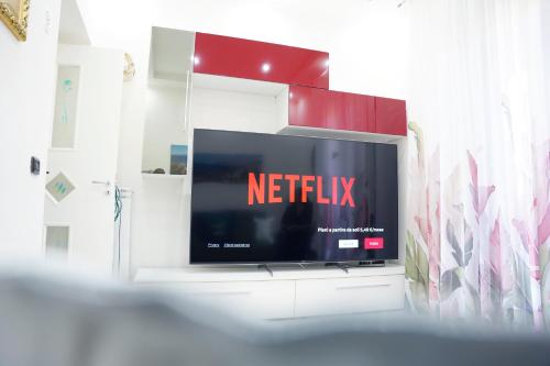 a tv with the netflix sign on it in a room at La Maison di Donna Elena in Cercola