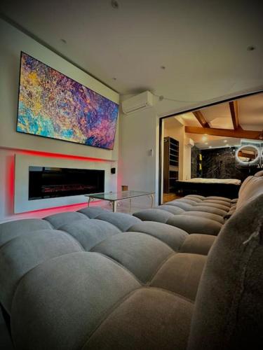 - une rangée de chaises dans une pièce ornée d'une grande peinture murale dans l'établissement L harmonie du marbre, à Fourques