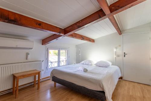 Ένα ή περισσότερα κρεβάτια σε δωμάτιο στο La maison du Bonheur Arés 30 personnes avec piscines chauffées