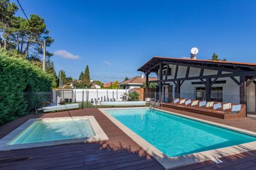 La maison du Bonheur Arés 30 personnes avec piscines chauffées