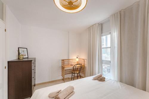 Una cama o camas en una habitación de 2 BDR cozy ap in Callao Salvaje