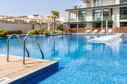 Waves - Comfortable JVC Apt with Balcony and Maids Room
