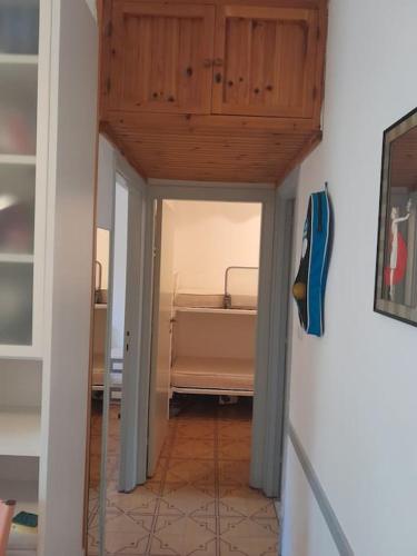 a hallway leading to a room with a tub at trilocale sul mare con giardino privato in Sorso