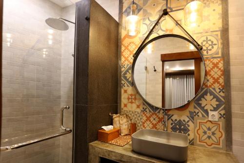 ウルワツにあるHomeSix Terakota Baliの洗面台と鏡のあるバスルーム