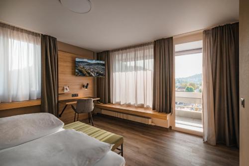 TV a/nebo společenská místnost v ubytování Hotel Linde - 24h Self Check-in