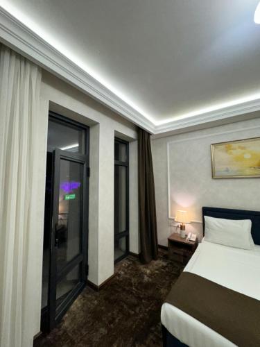 Garnet Hotel Tashkentにあるベッド