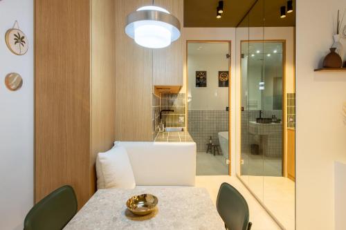 une salle à manger avec une table et des chaises ainsi qu'une salle de bains. dans l'établissement Room Aboukir, Paris Centre, à Paris