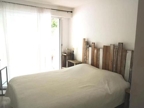 - une chambre avec un lit et une étagère de livres dans l'établissement Appartement T2 au calme à 3min de la plage, à Arcachon