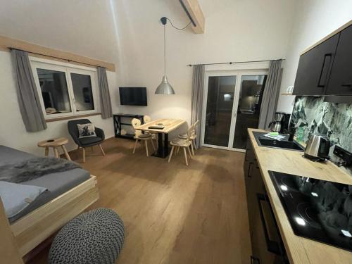 Dapur atau dapur kecil di Stadl Lodge Hinterstein - Skipass im Winter und Bergbahnen im Sommer inklusive