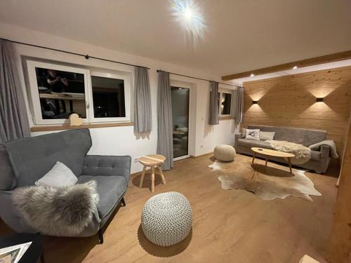 Ruang duduk di Stadl Lodge Hinterstein - Skipass im Winter und Bergbahnen im Sommer inklusive