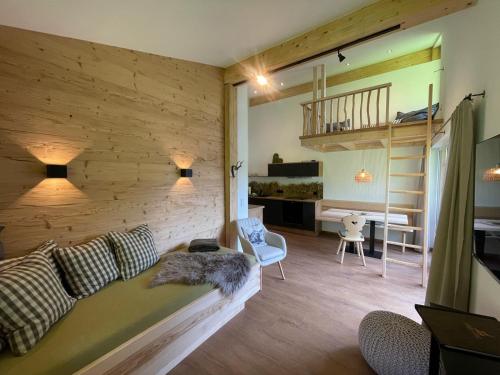 Ruang duduk di Stadl Lodge Hinterstein - Skipass im Winter und Bergbahnen im Sommer inklusive