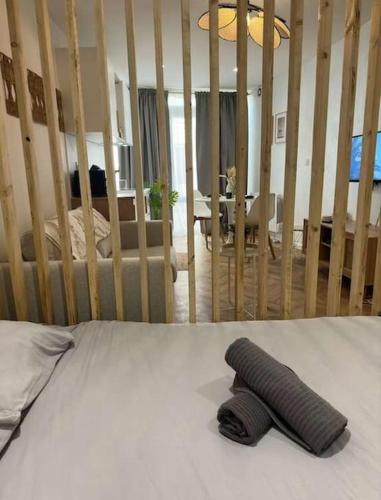 un lit avec une bobine de fil au-dessus de celle-ci dans l'établissement La Siesta - Jacuzzi et Cozy, à Cholet