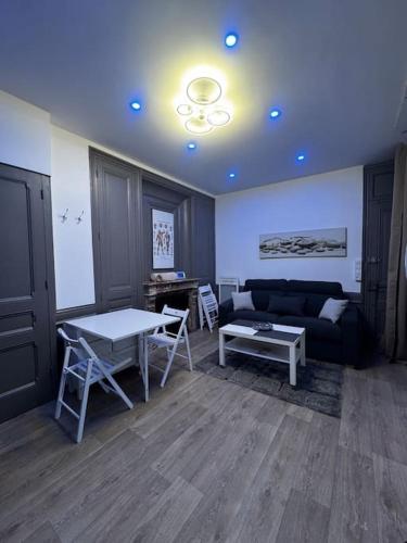un salon avec un canapé et une table dans l'établissement Le Vitton - Appartement proche Gare PartDieu, à Villeurbanne
