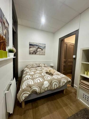 une chambre avec un lit dans une pièce dans l'établissement Le Vitton - Appartement proche Gare PartDieu, à Villeurbanne