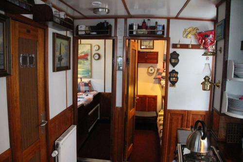 a small room with a kitchen in a train at MS Mary -Nyhavn in Copenhagen